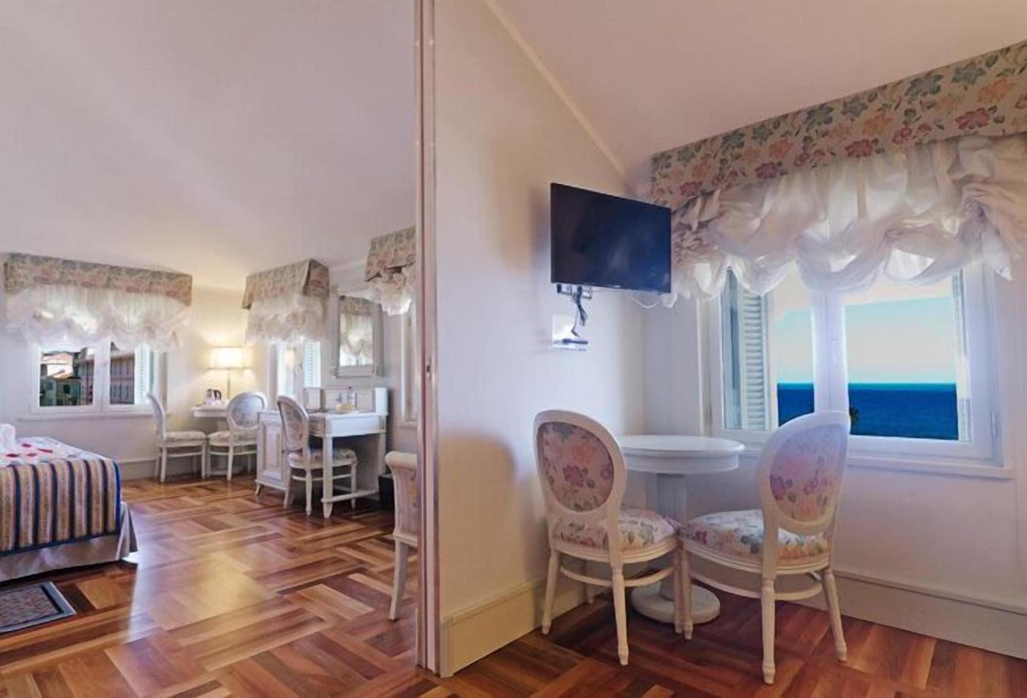 De Paris Hotel 4*